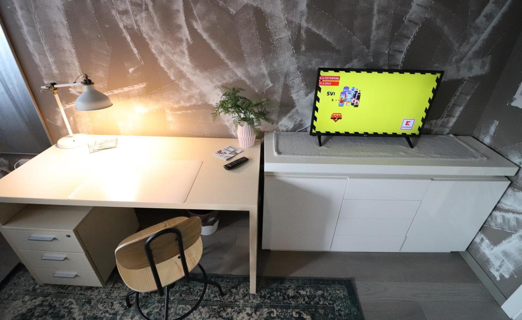 Naomi App,Netflix,Between Bus And Train Station Zagreb Bagian luar foto
